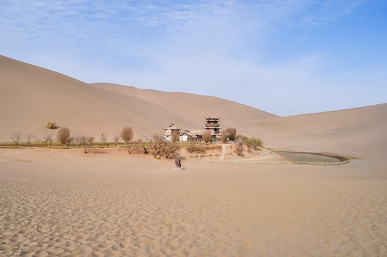 甘肃敦煌鸣沙山月牙泉