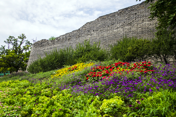 古城墙与花坛