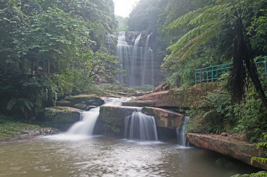 四洞沟风景区瀑布壮观神奇