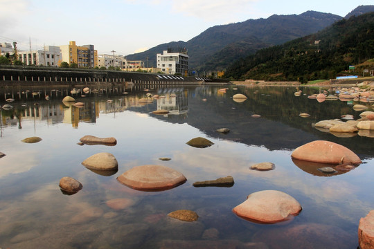 河中鹅卵石倒影
