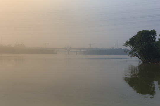 雾漫流溪河铁路桥
