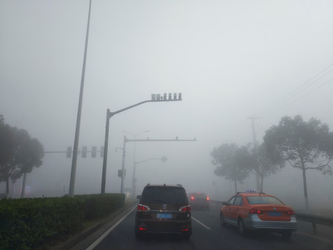 道路雾天