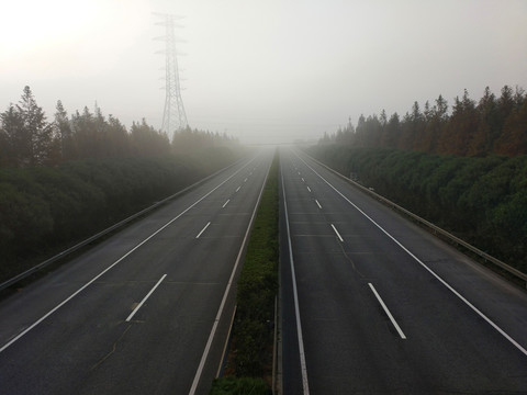 高速路雾天