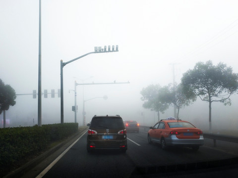 浓雾行车