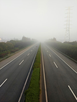 雾天高速路行车