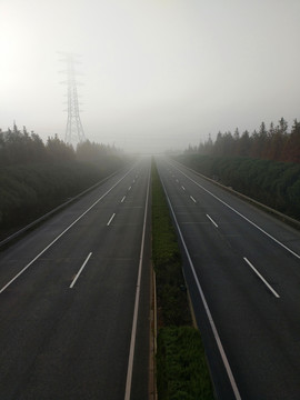 远处雾天高速路