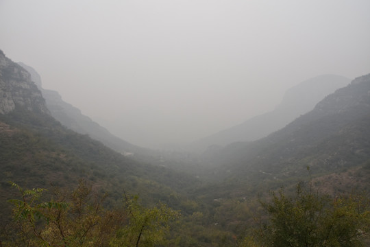 云雾笼罩的山