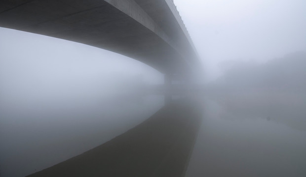 雾中桥梁