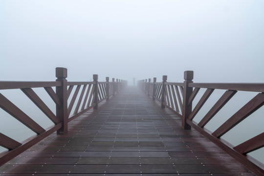 雾中栈桥