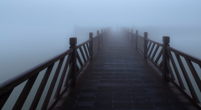 雾中栈桥