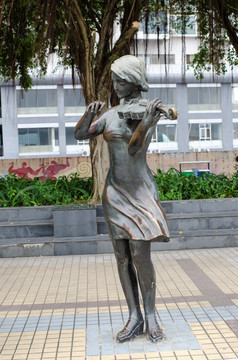 拉提琴音乐雕塑