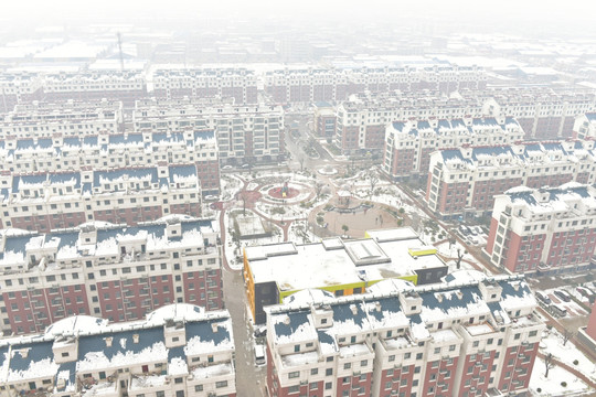 俯拍社区雪景