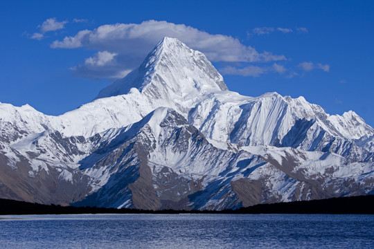 贡嘎山主峰