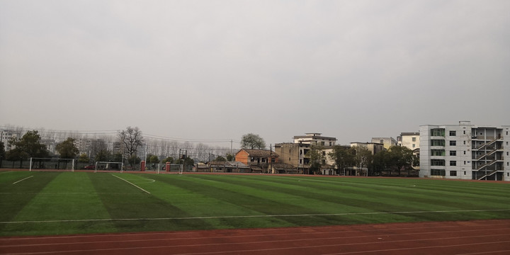 校园内的足球场