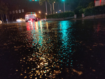 雨夜灯光