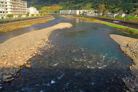 河滩水流