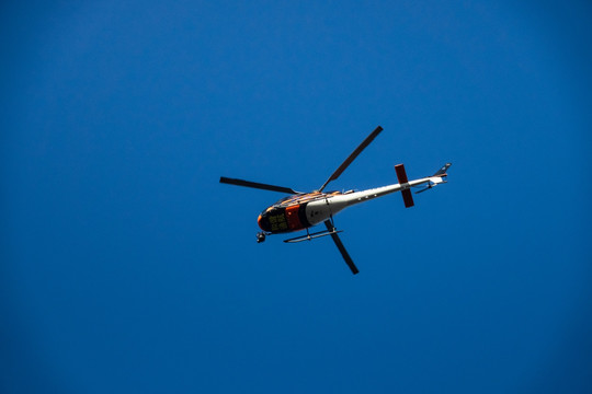 各种飞行姿态的直升机素材