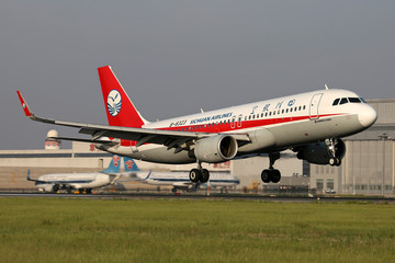 四川航空空客飞机降落