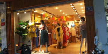 女装专卖店橱窗