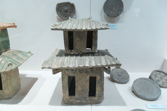 山东博物馆展品汉代绿釉陶楼模型