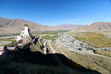 西藏雍布拉康宫道盘山路