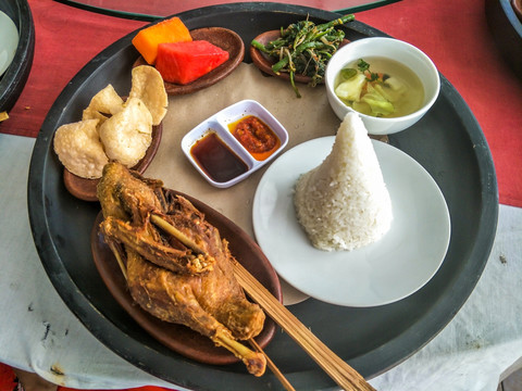 在巴厘岛上品尝到的美味食物脏鸭