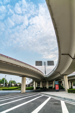 繁华的公路上空无一人