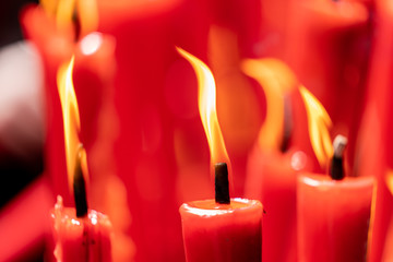 宗教祈福用的红色蜡烛