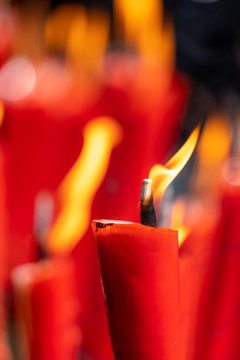 宗教祈福正在燃烧中的蜡烛