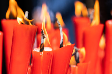 宗教祈福正在燃烧中的蜡烛