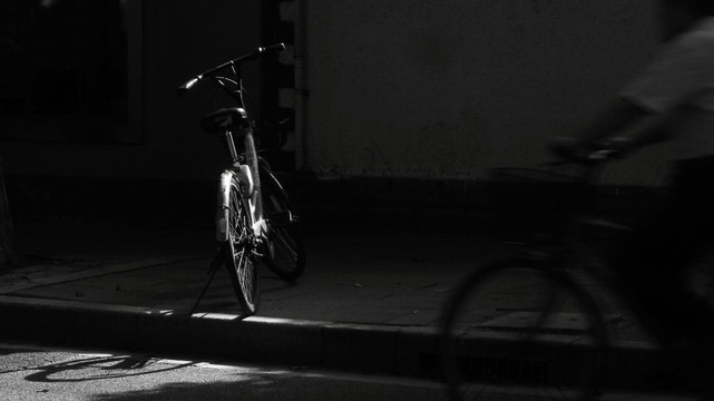 光影中的自行车