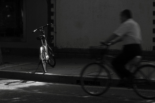 光影中的自行车