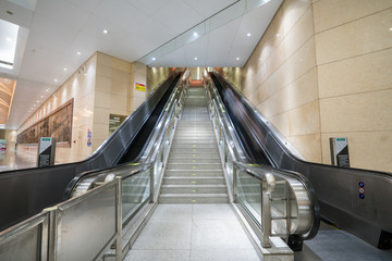 地铁内楼梯和现代化代步工具电梯
