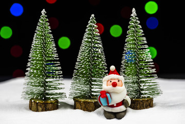 松树下的圣诞老人