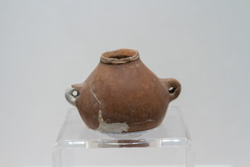 山东博物馆展品大汶口遗址红陶壶