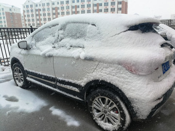 北方大雪覆盖汽车