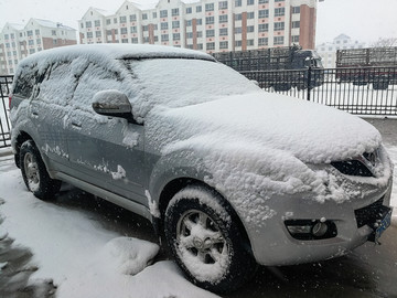 大雪覆盖的汽车