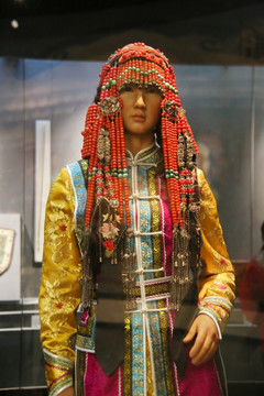 蒙古族少女民族服饰