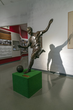 足球名将李惠堂雕像