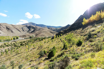 西藏山南崇山峻岭风光