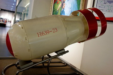 第一颗氢弹模型