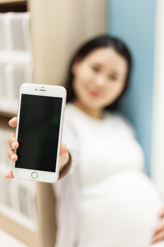 孕妇展示手机