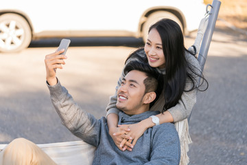 年轻情侣秋游自拍