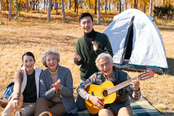 快乐的一家人秋游野餐露营