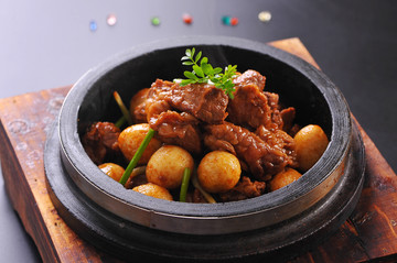 石锅土豆炖牛肉