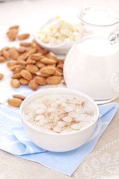 一碗杏仁豆腐