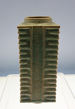 龙泉窑青釉琮式瓶