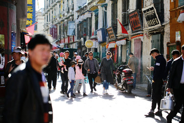 西藏拉萨大昭寺八廓街转经的人流