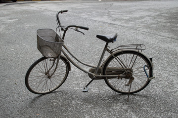 旧款女式自行车