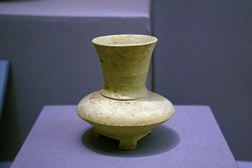 三足陶壶
